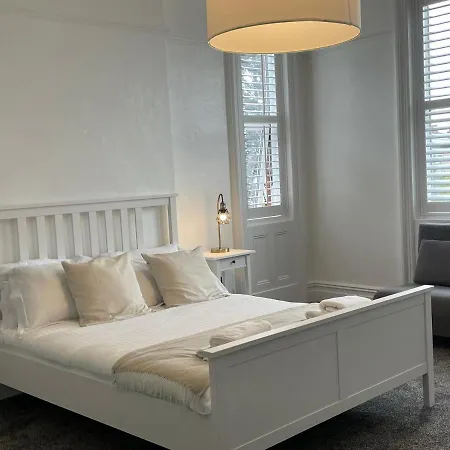 Spacious Victorian Birkdale Apartment With Garden Southport Exterior photo
