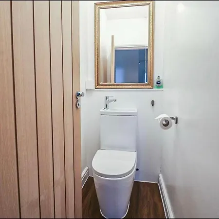 Spacious Victorian Birkdale Apartment With Garden Southport Exterior photo