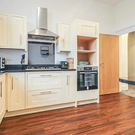 Spacious Victorian Birkdale Apartment With Garden Southport Exterior photo