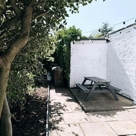 Spacious Victorian Birkdale Apartment With Garden Southport Exterior photo